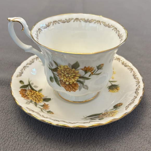 Vintage Bone China, Bouquet of the Month OCTOBER Tea Cup & Saucer - Picture 3 of 11